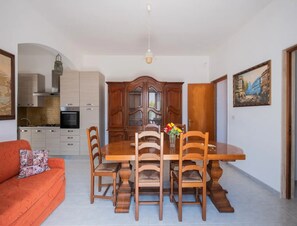 Apartment, 2 Bedrooms, Smoking | Dining room
