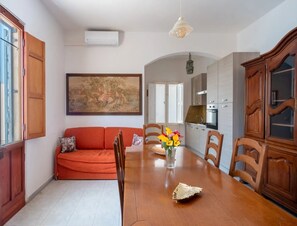 Apartment, 2 Bedrooms, Smoking | Dining room