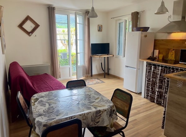Dining - Apartment n°3 - T2 bedroom & separate bathroom (Lamalou-les-Bains)
