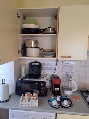 Micro-ondes, four, plaque de cuisson, lave-vaisselle