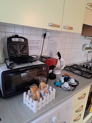 Mikrovågsugn, ugn, spishäll och diskmaskin