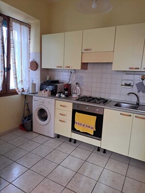 Micro-ondes, four, plaque de cuisson, lave-vaisselle