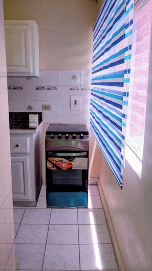 Fridge, stovetop, cookware/dishes/utensils - Adventure-Ready Beach Studio in Ocho Rios (Ocho Rios)