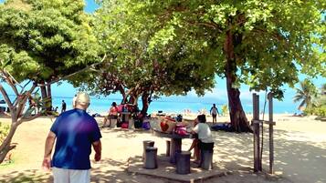 Plage, chaises longues