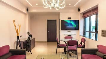 Presidential Studio Suite, Air conditioning, City View | Living area
