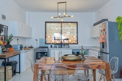 Stylish coastal retreat offers the perfect blend of tranquility and charm.