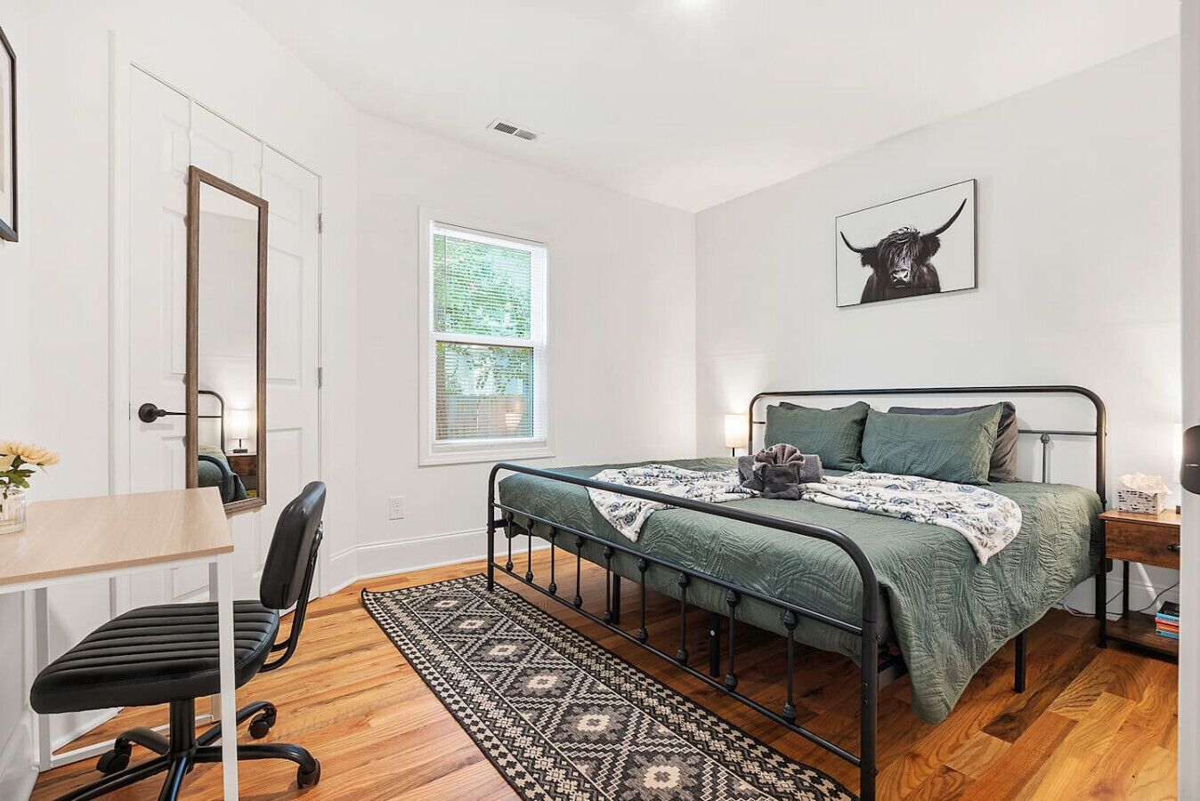 1 habitación, escritorio, tabla de planchar con plancha y cuna de viaje 