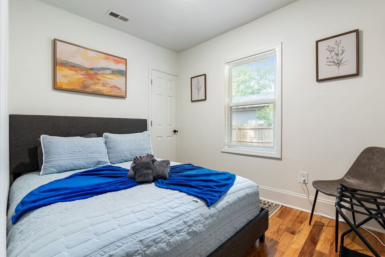1 habitación, escritorio, tabla de planchar con plancha y cuna de viaje 