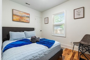 1 Schlafzimmer, Schreibtisch, Bügeleisen/Bügelbrett, Reisekinderbett