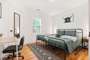 2 soverom, skrivebord, strykejern/-brett og reiseseng for barn