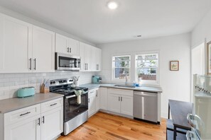 Frigorífico, microondas, horno y placa de cocina