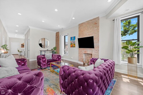 NEW! Modern, Spacious 3BR Apt Minutes to Downtown! by AllSet Turnover