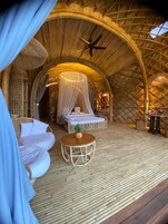 Minibar, decoración personalizada y escritorio 