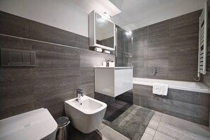 Departamento, 1 habitación, balcón, vista al lago | Baño