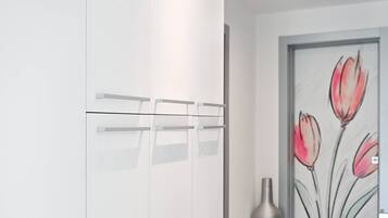 Apartment, 1 Bedroom, Balcony, Lake View | Interior