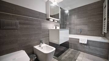 Apartment, 1 Bedroom, Balcony, Lake View | Bathroom