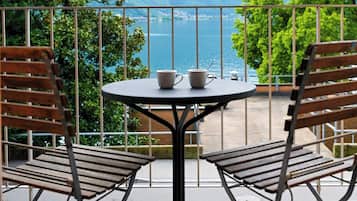 Apartment, 1 Schlafzimmer, Balkon, Seeblick | Speisen im Freien