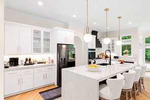 Kjøleskap, mikrobølgeovn, ovn og kokeplater