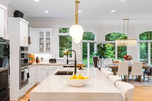 Kjøleskap, mikrobølgeovn, ovn og kokeplater