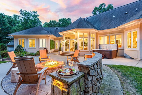 Luxury Home w/Hot Tub, 12 mins from Elon Univ