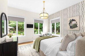 3 bedrooms, desk, iron/ironing board, travel cot - Luxury Home w/Hot Tub, 12 mins from Elon Univ (Burlington)