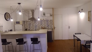 Fridge, microwave, oven, stovetop - Apartment downtown Forcalquier (Forcalquier)