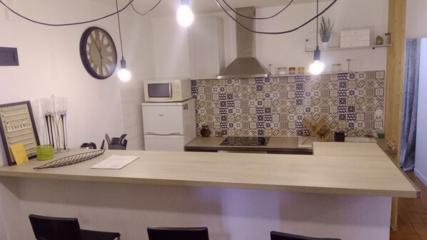 Réfrigérateur, micro-ondes, four, plaque de cuisson