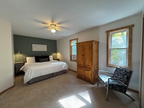 2 bedrooms, desk, iron/ironing board, WiFi