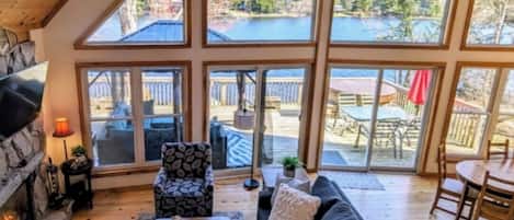 Una Smart TV, una chimenea