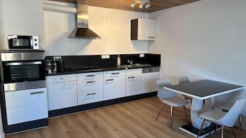 Een koelkast, een magnetron, een oven, een kookplaat