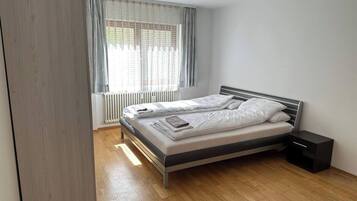 2 slaapkamers, een strijkplank/strijkijzer, gratis wifi, beddengoed