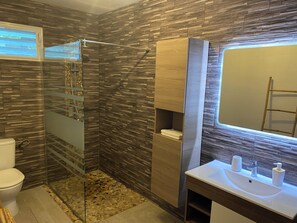 Dusche, Haartrockner, Handtücher, Seife