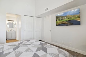 Desk, free WiFi, bed sheets - Old Town Condo w Pool/Hot Tub/Sauna/BBQ (Scottsdale)