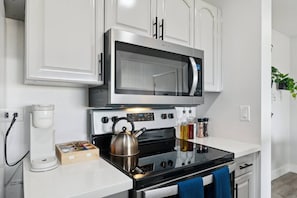 Coffee/tea maker, fridge, microwave, oven - Old Town Condo w Pool/Hot Tub/Sauna/BBQ (Scottsdale)