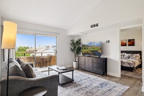 Smart TV - Cozy Condo w Pool, Hot Tub, Gym, & WiFi, 5min to Old Town (Scottsdale)