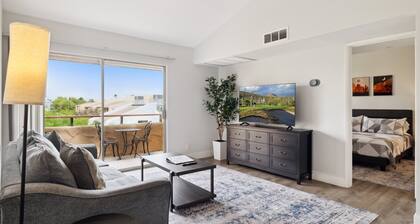 Cozy Condo w Pool, Hot Tub, Gym, & WiFi, 5min to Old Town