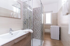 تجهيزات دش، مجففات شعر، مراحيض شطف، مناشف