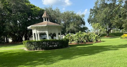 Charming 2-bedroom house in lovely Clewiston with boat parking available.