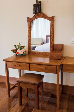 Deluxe Triple Room, Garden View | Living area