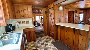 Fridge, microwave, oven, stovetop - Balsam Lake Howards Fern Hill Cabin (Balsam Lake)