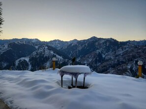 Property grounds - Marvelous 2-bedroom cottage in Banjar (Banjar)