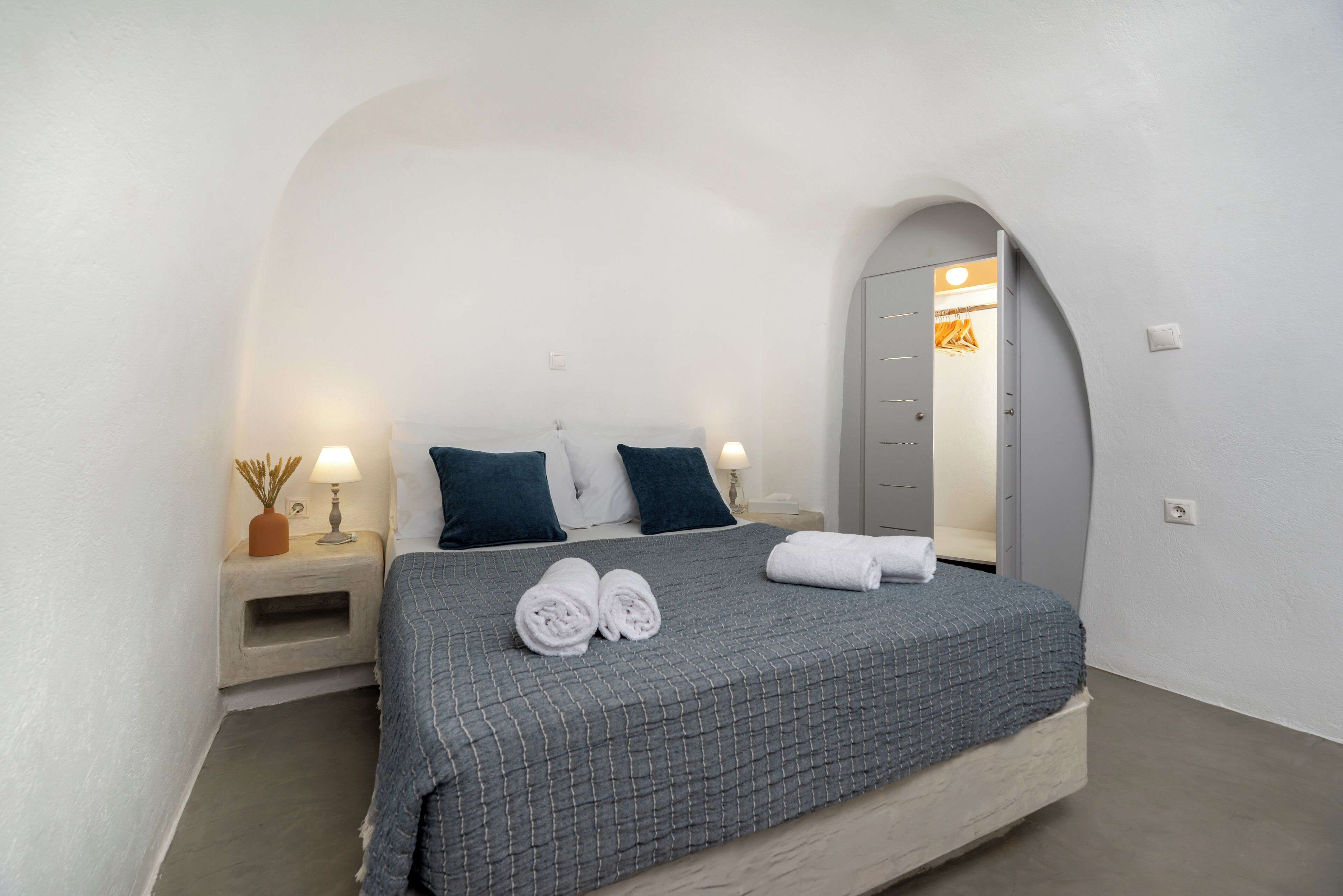 Habitación triple tradicional, vista al patio | Caja de seguridad en la habitación y insonorización 