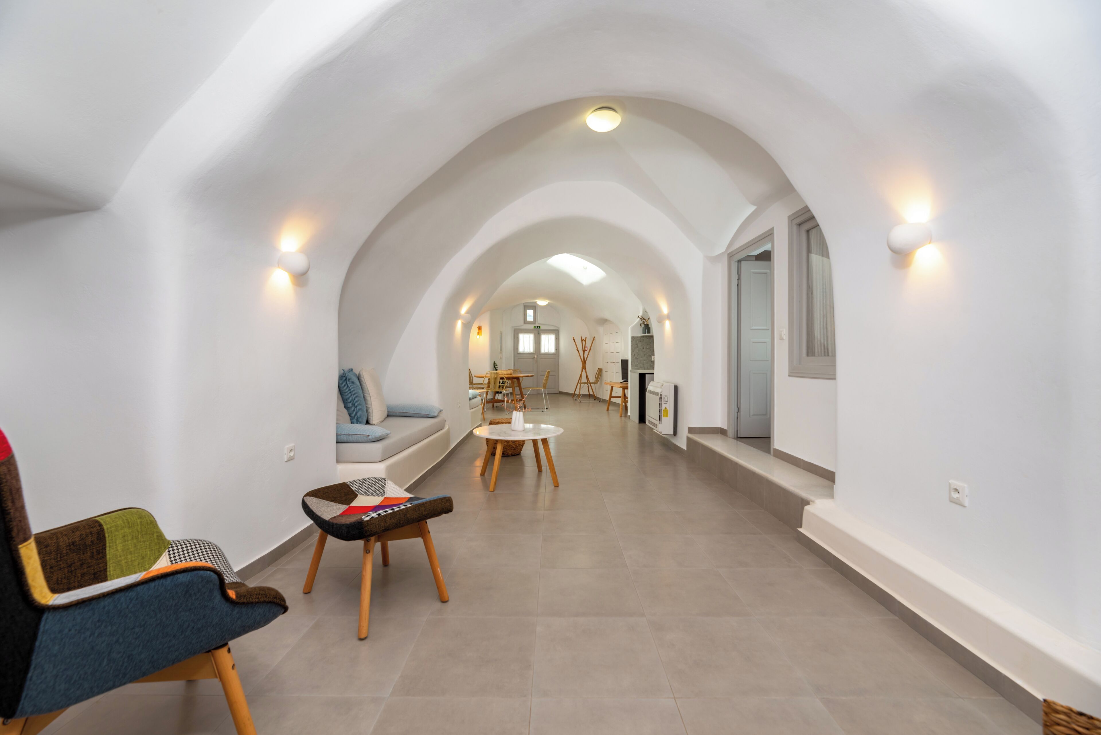 传统四人房, 庭院景观 | 起居区 | 32-英寸纯平电视（配备有线频道）