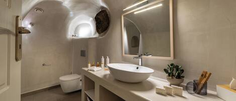 Habitación cuádruple tradicional, vista al patio | Baño | Regadera, secadora de cabello, pantuflas, toallas