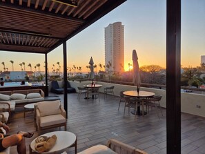 Outdoor dining - Oceanview 1-bedroom and lock off apartment in Mazatlán w pools,gardens,WiFi etc (Mazatlán)