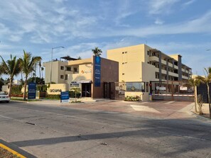 Exterior - Oceanview 1-bedroom and lock off apartment in Mazatlán w pools,gardens,WiFi etc (Mazatlán)