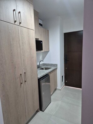 Fridge, microwave, stovetop, coffee/tea maker - Oceanview 1-bedroom and lock off apartment in Mazatlán w pools,gardens,WiFi etc (Mazatlán)