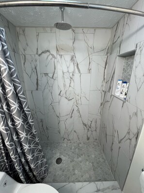 Haartrockner, Handtücher, Seife, Toilettenpapier