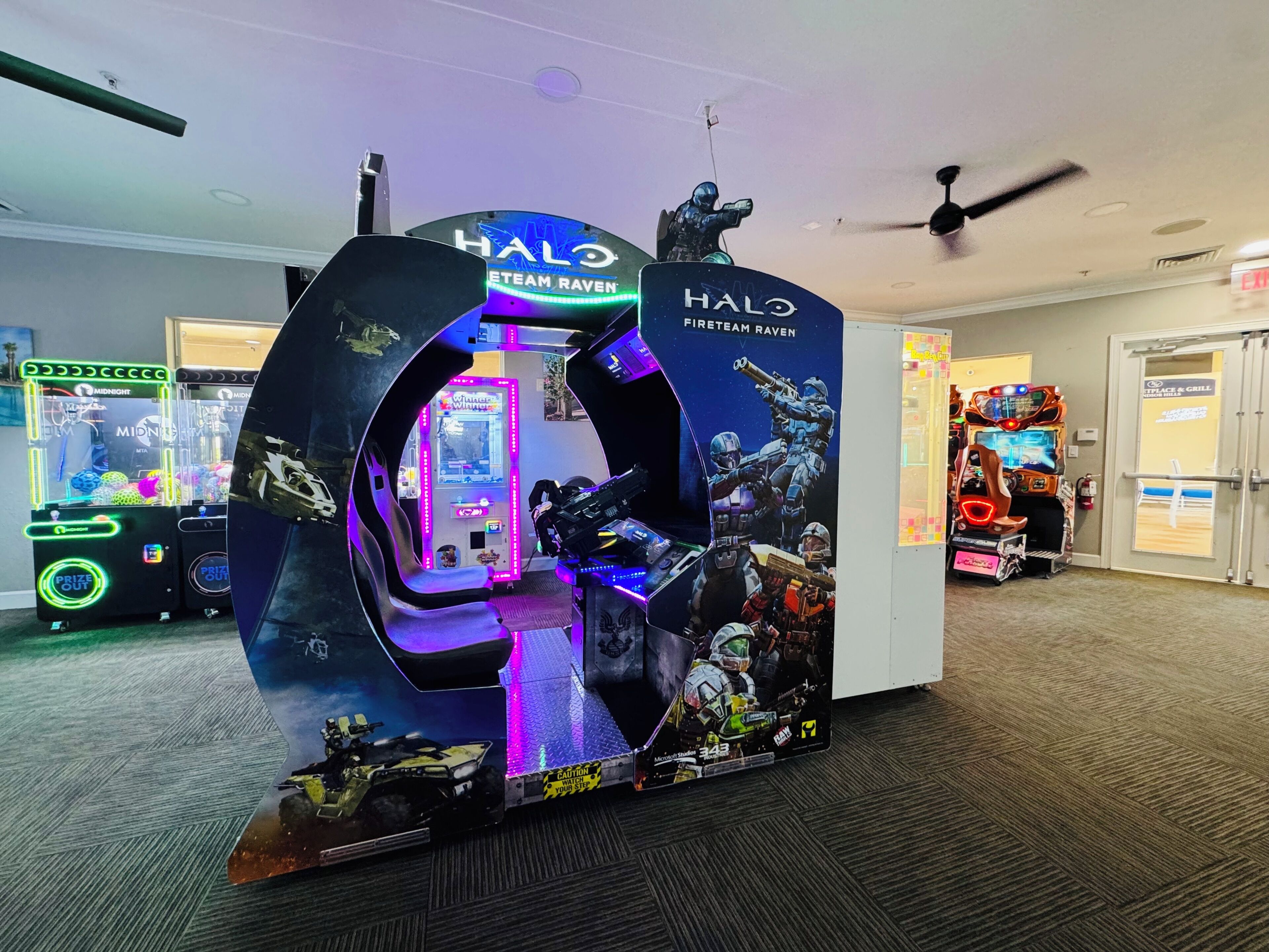 Un'area giochi con una grande macchina arcade a tema Halo, giochi a premi e altre macchine arcade.