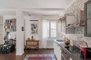 Een koelkast, een oven, een kookplaat, een vaatwasser